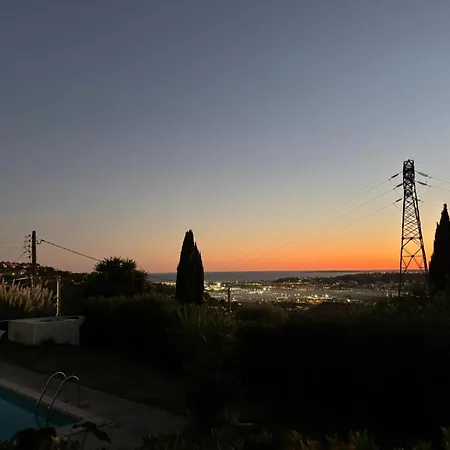 Апартаменты Deux-pieces Avec Piscine Et Vue A *