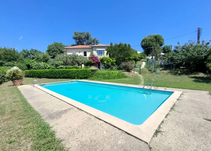 Deux-pieces Avec Piscine Et Vue A