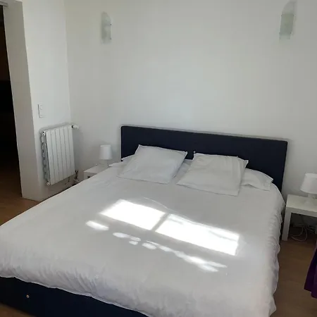 Deux-pieces Avec Piscine Et Vue A Niza