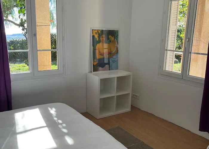 Deux-pieces Avec Piscine Et Vue A