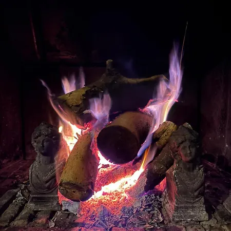 Deux-pieces Avec Piscine Et Vue A Daire