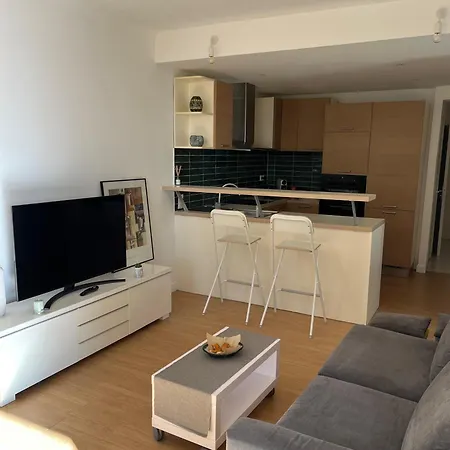 Deux-pieces Avec Piscine Et Vue A Daire Nice