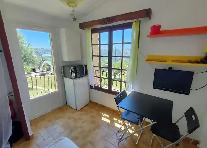 Daire Deux-pieces Avec Piscine Et Vue A Nice