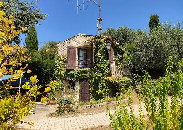 Deux-pieces Avec Piscine Et Vue A *